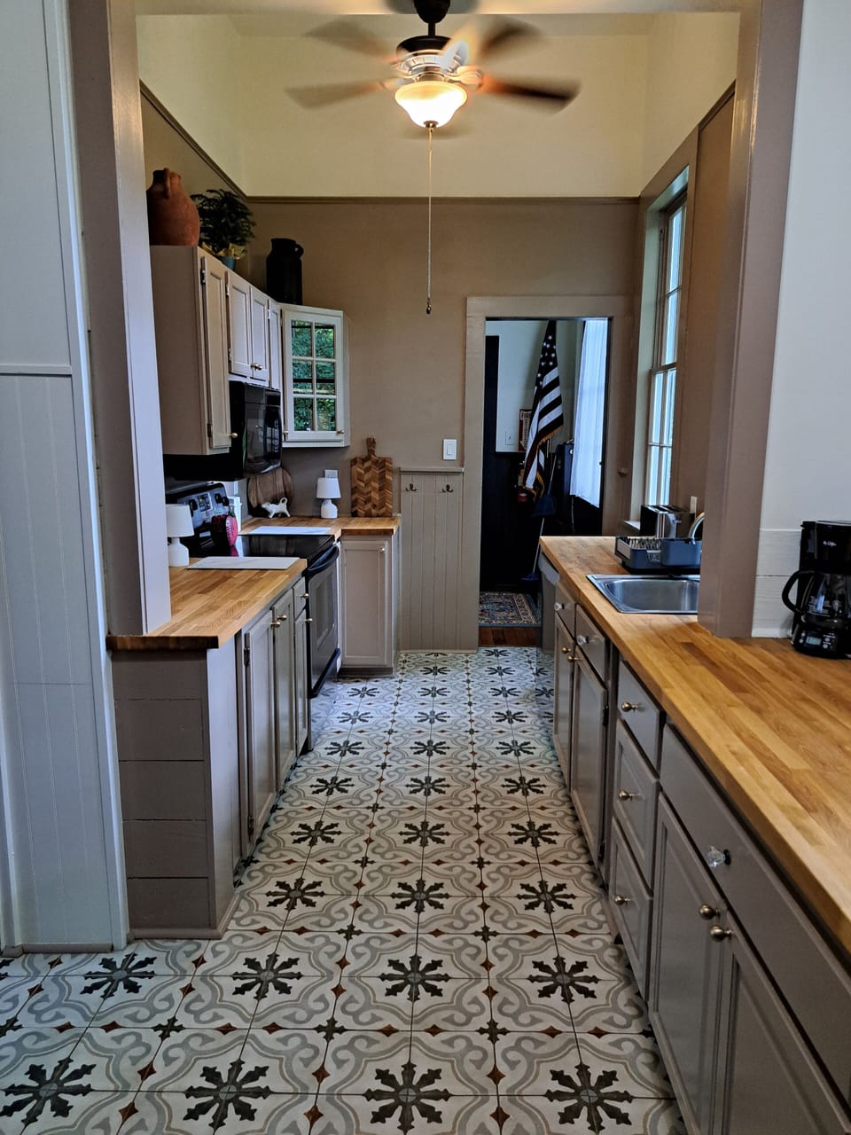 Off the livingroom-electric stove, dishwasher, coffee pot/kureig. Fully stocked