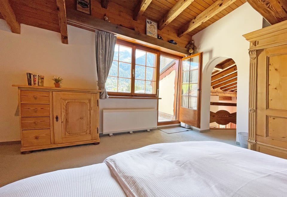 Upper bedroom with access to the balcony with Jacuzzi