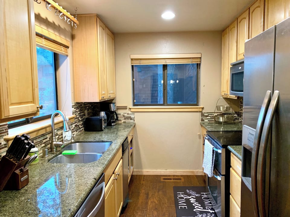 Kitchen w instant pot, new fridge, dishwasher, rice cooker, coffee pot, oven etc