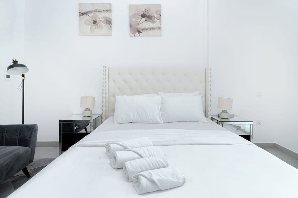 King size bed, linen and towels