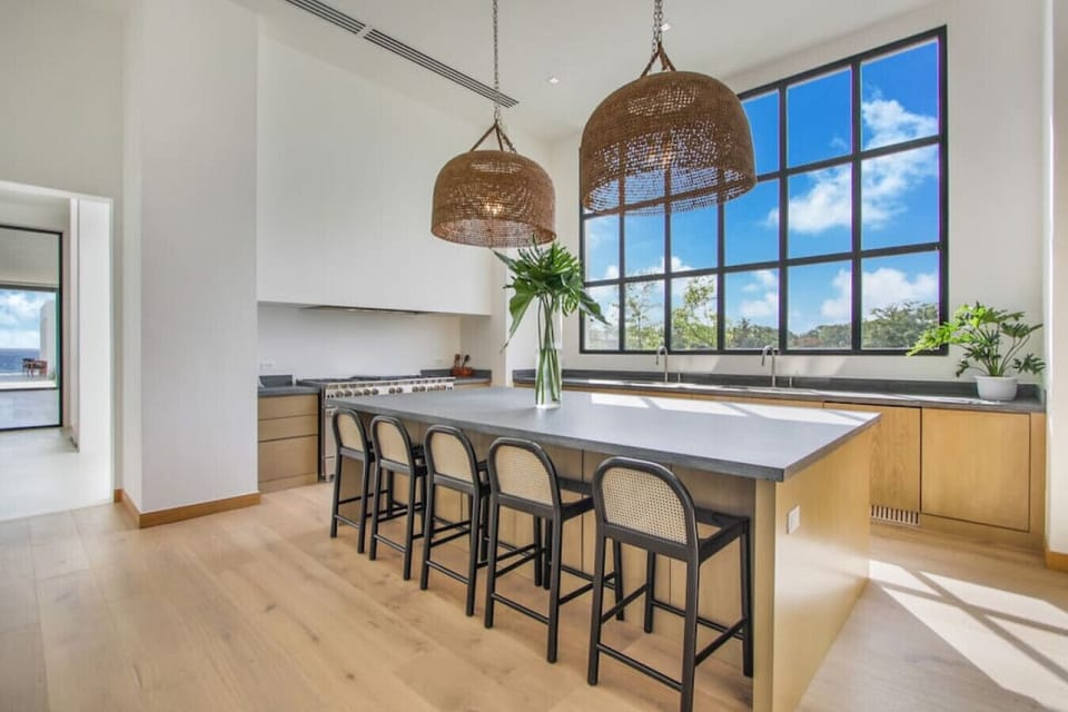 Caleton 24: Kitchen with island and seating