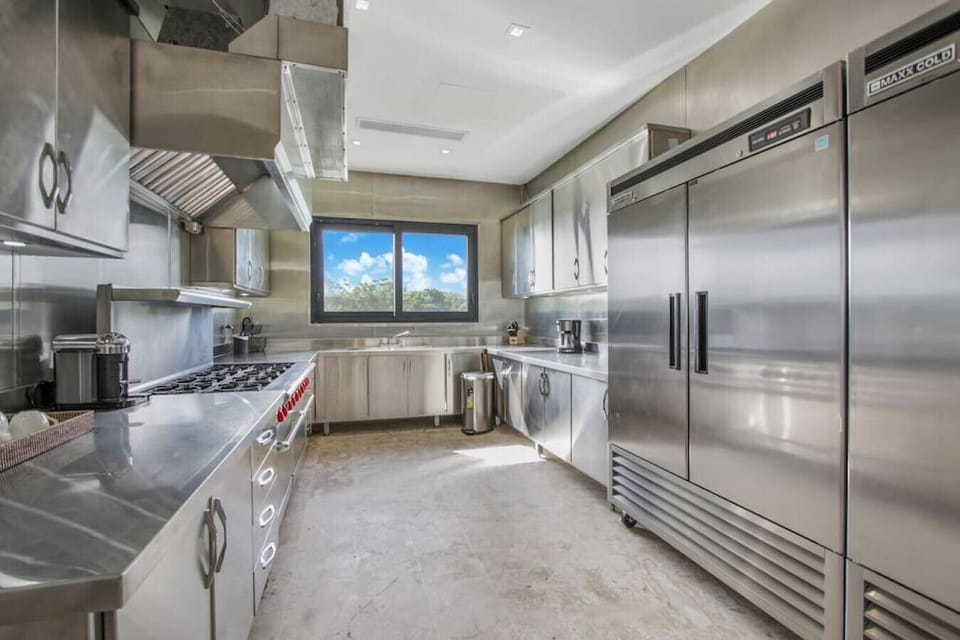 Caleton 24: Fully equipped industrial kitchen with private chef included