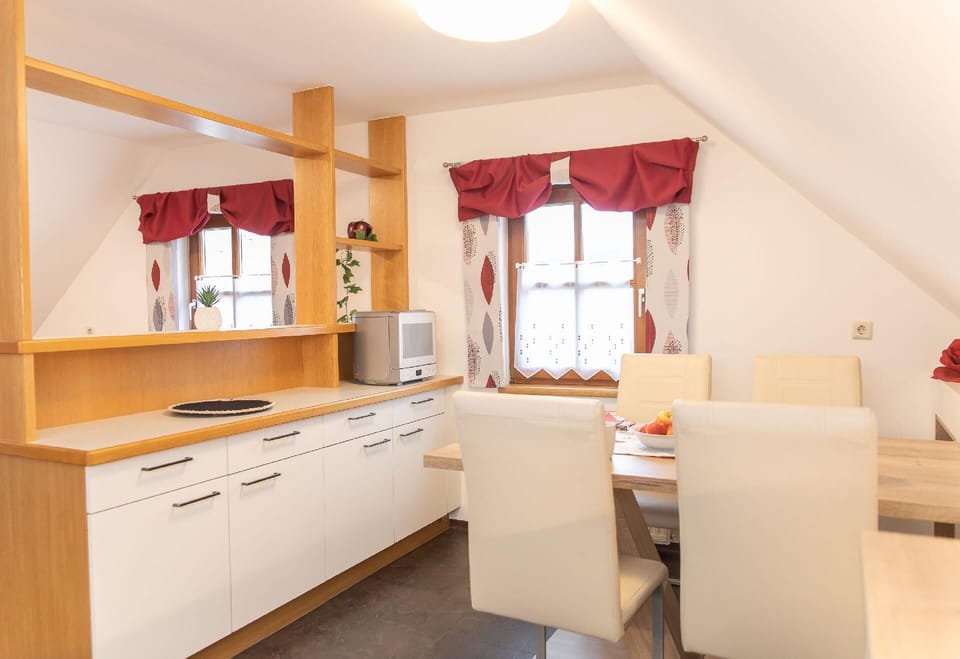 Side board and dining table Apartment Wiesenbunt (Photo by www.fotospass.at)