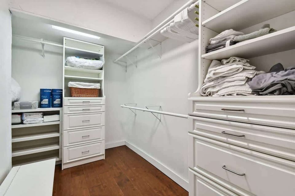 Master Bedroom Walk In Closet