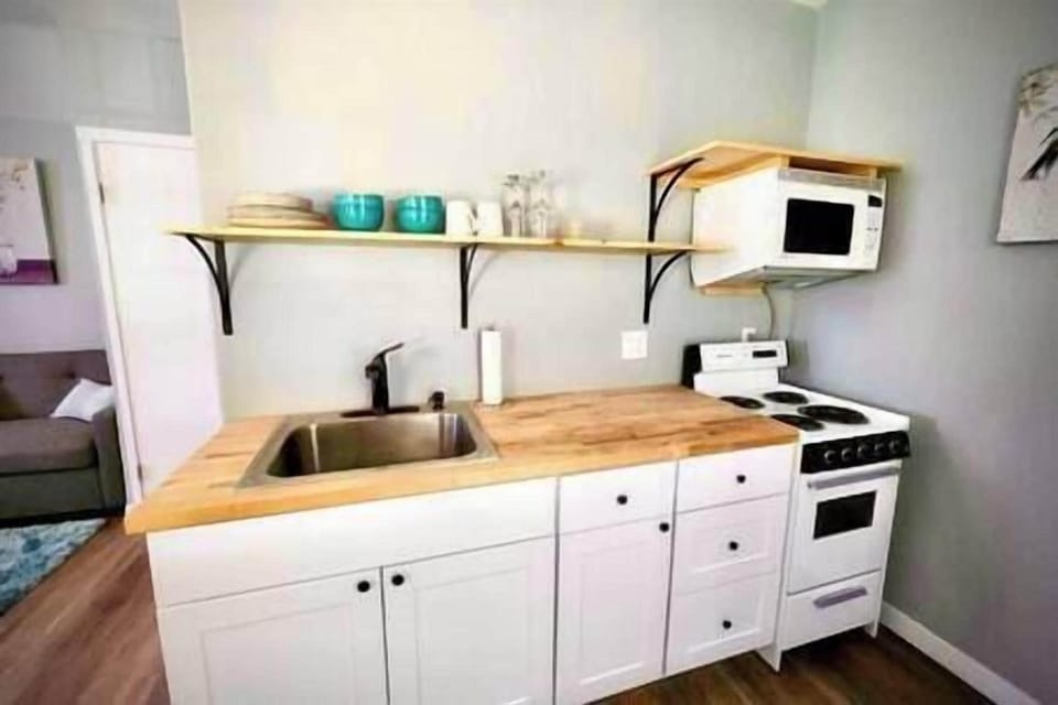 Well equipped kitchen to prepare meals.
