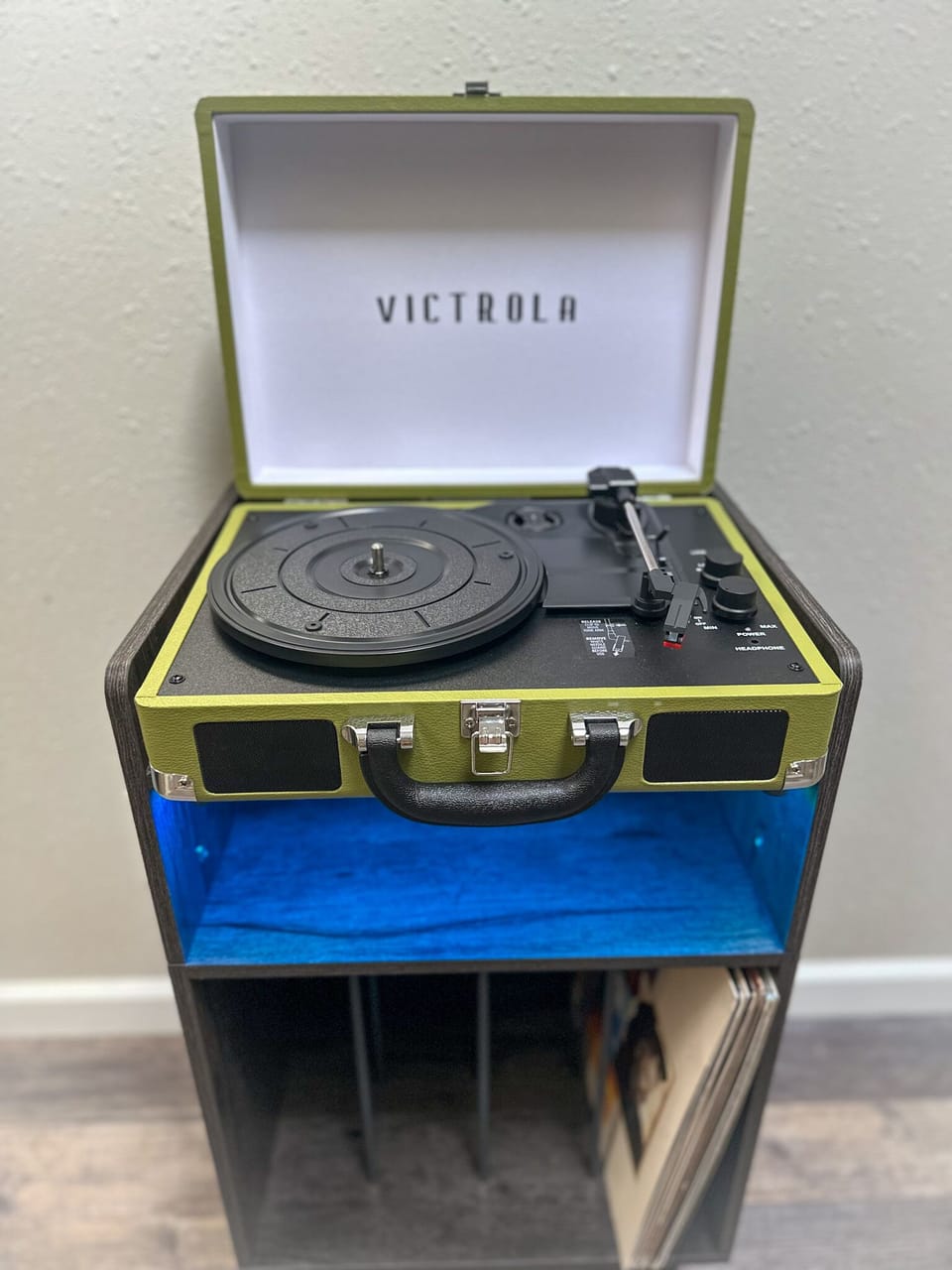 Record player to jam to variety of old tunes