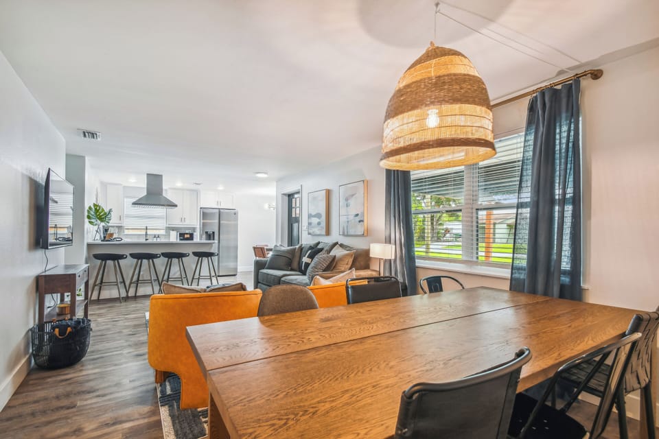 Comfy & Cozy - Open concept Livingroom, dining room & kitchen w/Smart TV