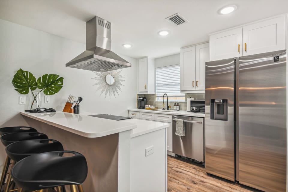 Modern Kitchen w/Frig, stove, DW, micro, Keurig & everything needed! 