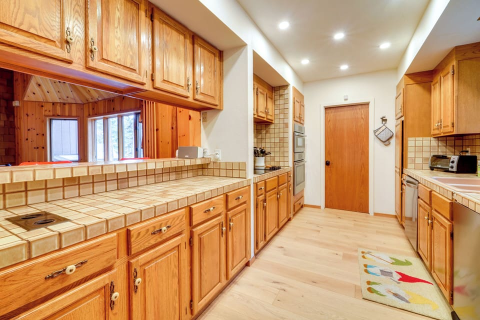 Kitchen | Cooking Basics | Coffee Maker | Paper Towels/Trash Bags Provided