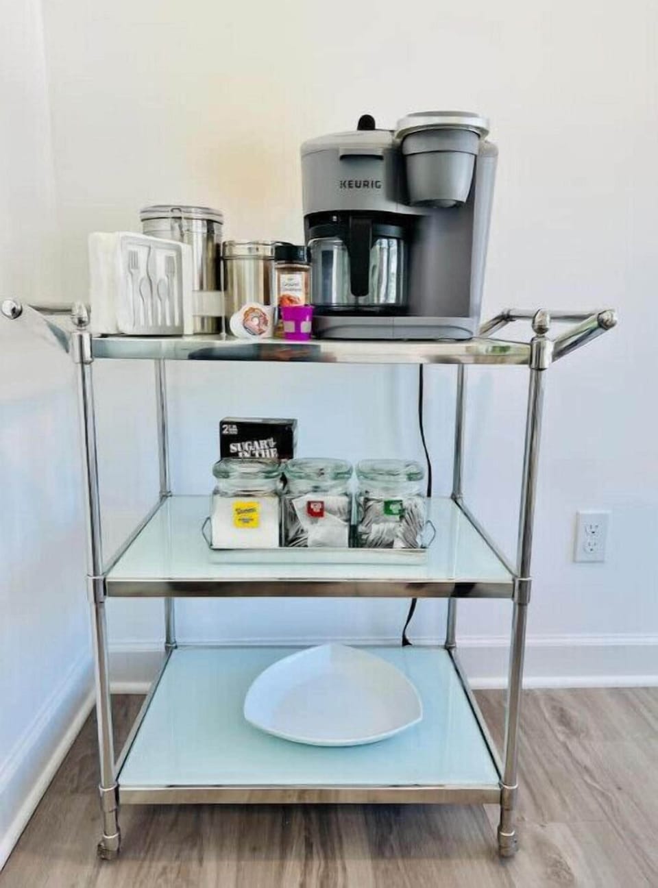 Your Keurig coffee & tea bar w Green Tea, Black Tea, complimentary pods & carafe