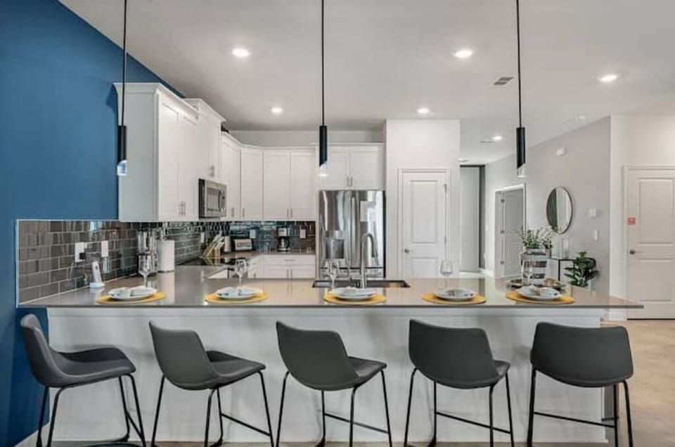 Kitchen Breakfast Area that Seats 5 People