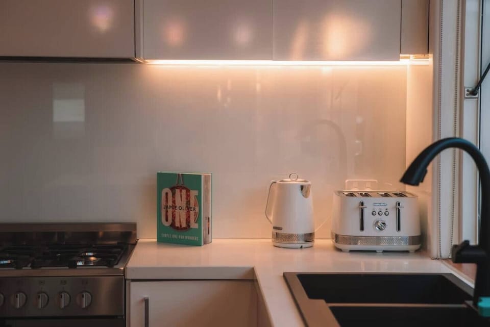 Kitchen | Beautifully kept white with the warm flow of LED ambient lighting
