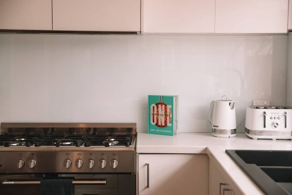 Kitchen | Gas Cooktop, Bread Toaster & Kettle