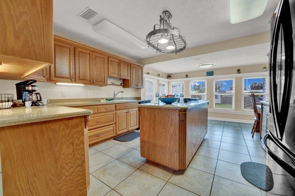 Large Fully Stocked Kitchen