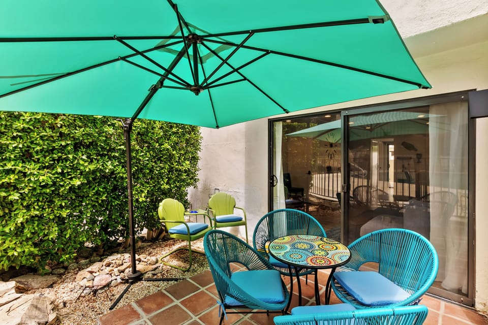 Back patio with seating for 6