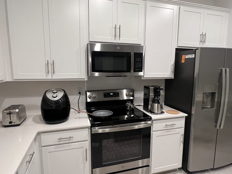 Fully equipped kitchen. Cutlery and china set for 8 people.