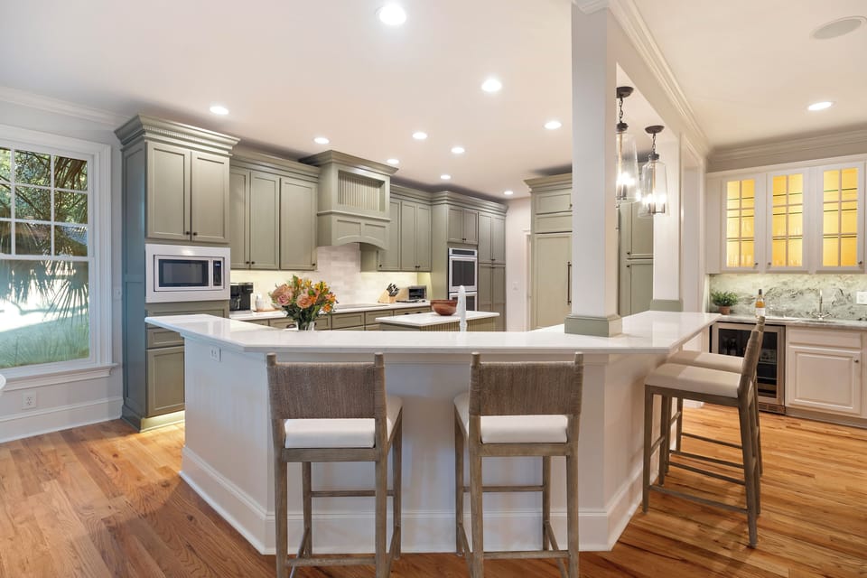Fully Equipped Chef's Kitchen- 4 Bar Stools for Additional Seating