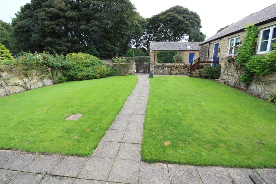 Rose Cottage - Front Garden