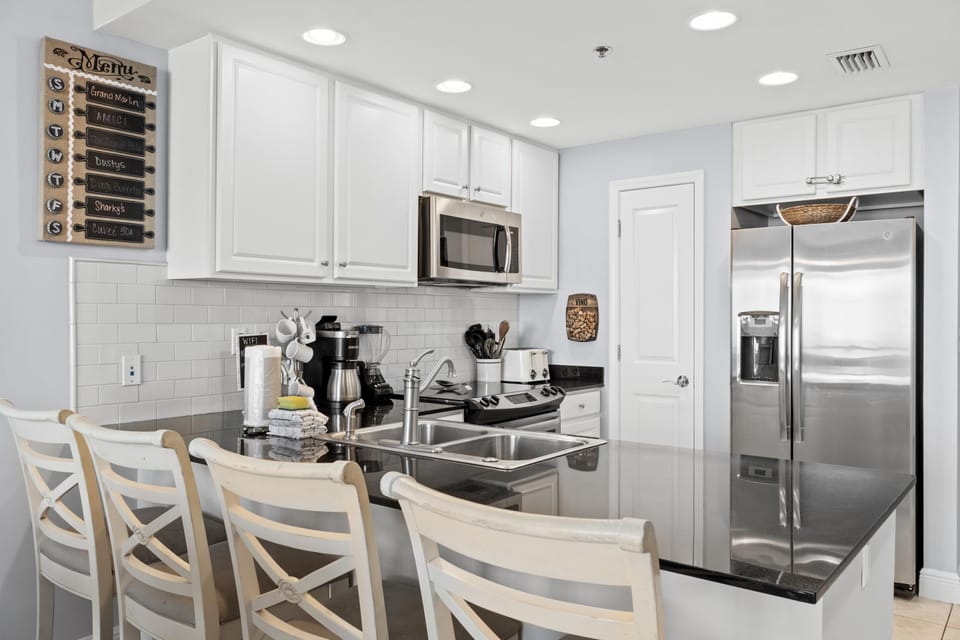 Kitchen with Breakfast Bar