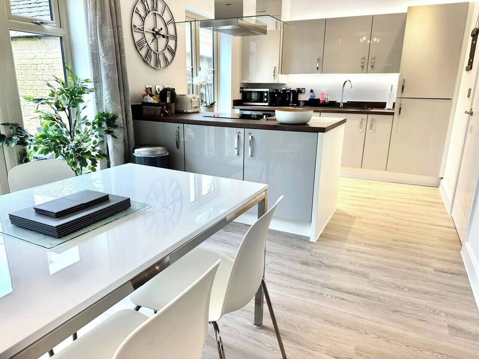 Modern kitchen diner double oven hob large fridge freezer washing machine Tassimo coffee machine toaster kettle microwave Bluetooth speaker. Starter tea, coffee, sugar, washing up liquid, washing tabs, d/w tabs, kitchen roll provided
