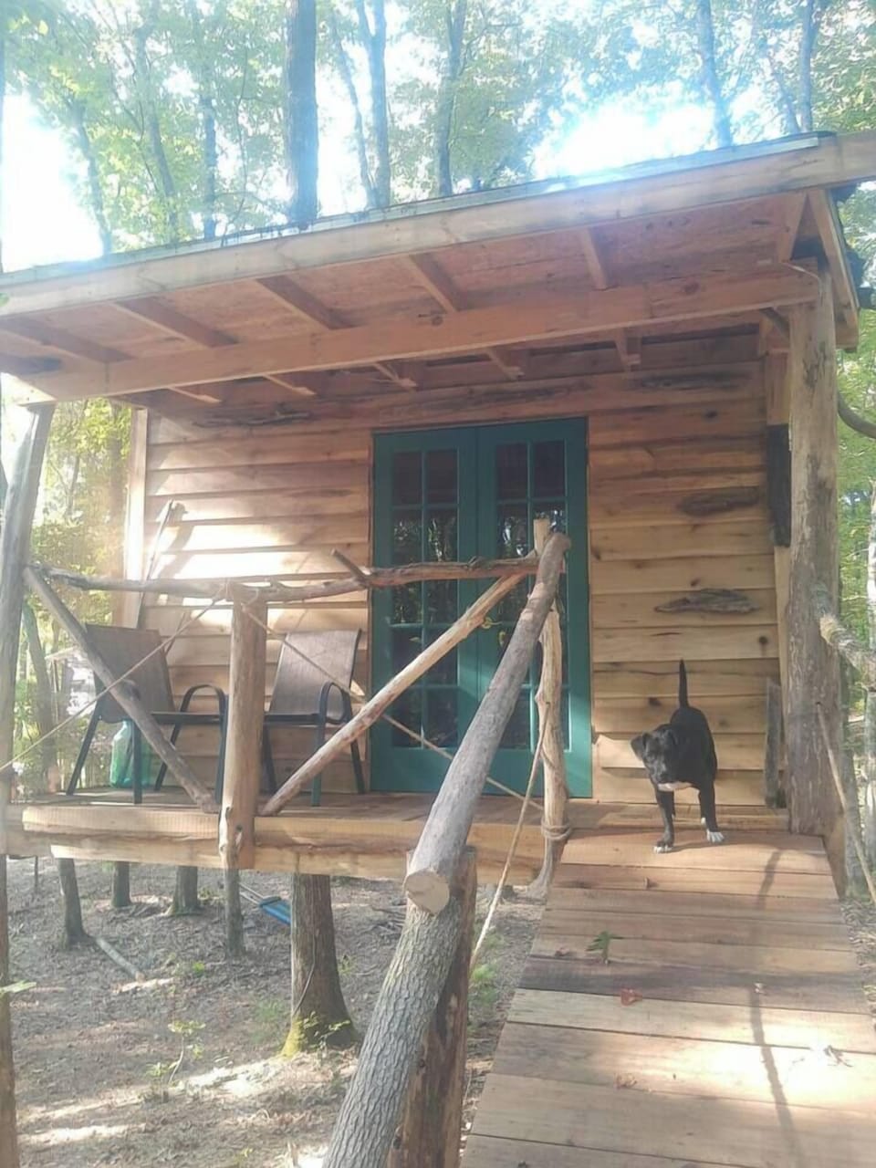 The ramp makes it easy to walk up to the treehouse 