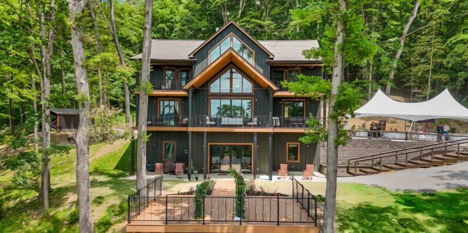 Welcome to the Lakeview Luxury Lodge!