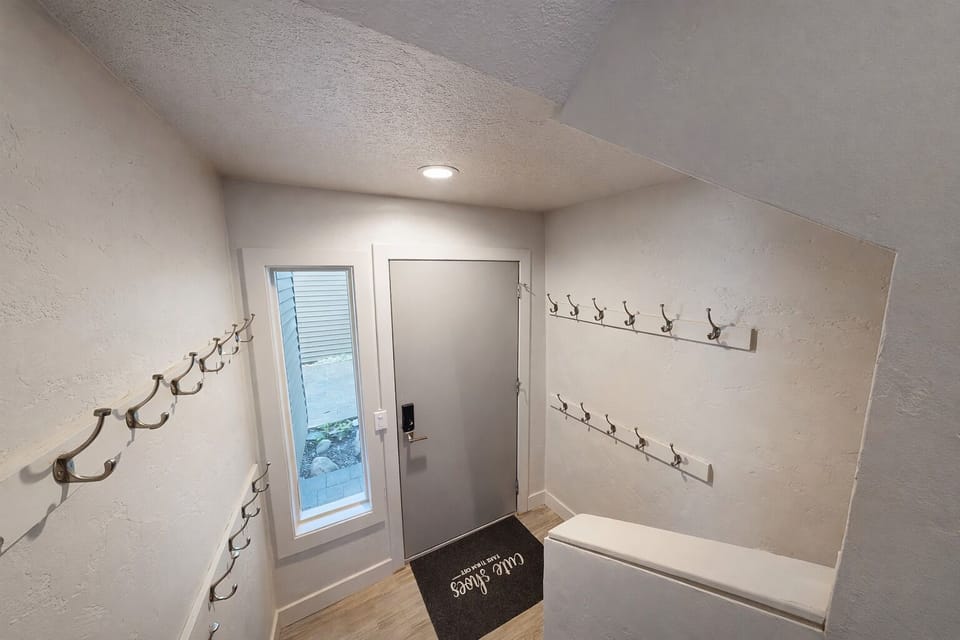 Bright and efficient, this mudroom-style entrance offers plenty of space for coats and bags. A thoughtfully designed landing that makes transition from the outdoors easy and clutter-free.