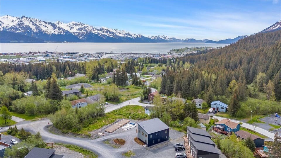 We are a 1 mile from the cruise ship terminal, .7 miles from the Alaskan Railroad Train Station, and 1.7 miles from downtown Seward proper.  From the property's exterior their are beautiful views of surrounding mountains and resurrection bay.
