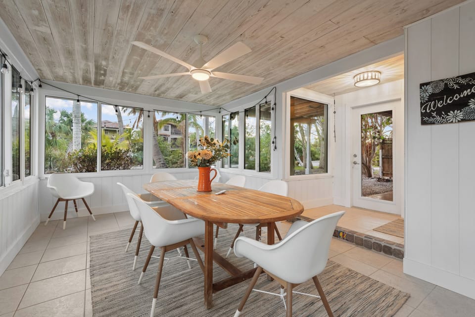 Screened Porch | Dining Area