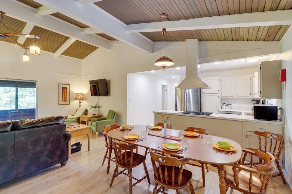 Dining Area | Dishware/Flatware | Trash Bags/Paper Towels | Main Level