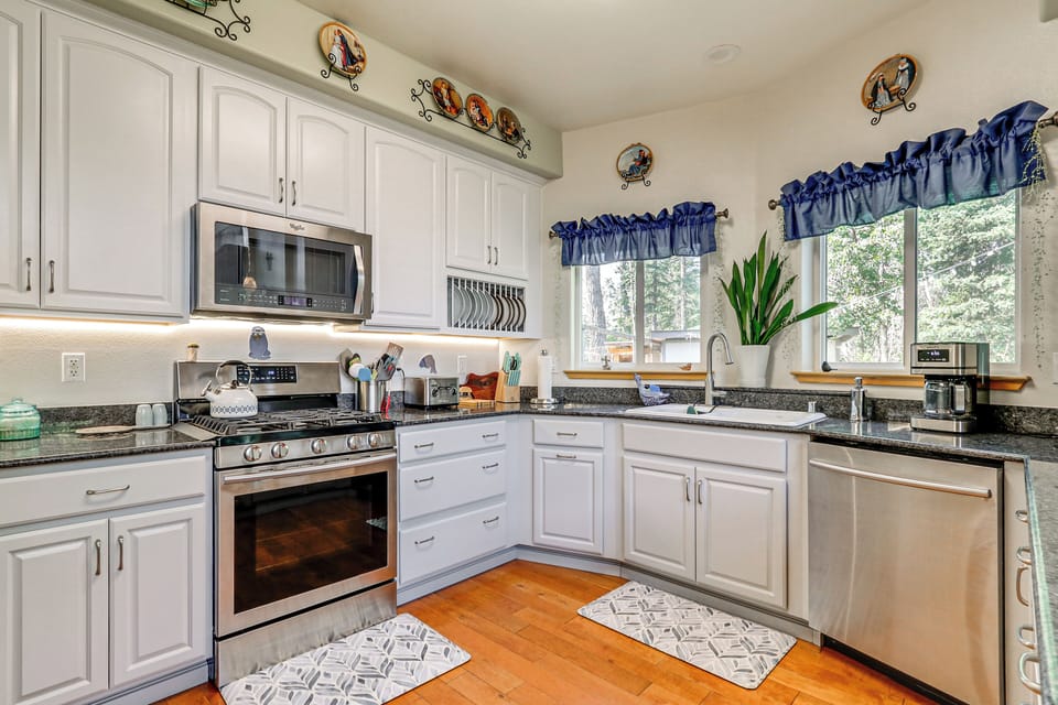 Kitchen | 1st Floor | Dishwasher | Cooking Basics/Spices | Crockpot | Blender