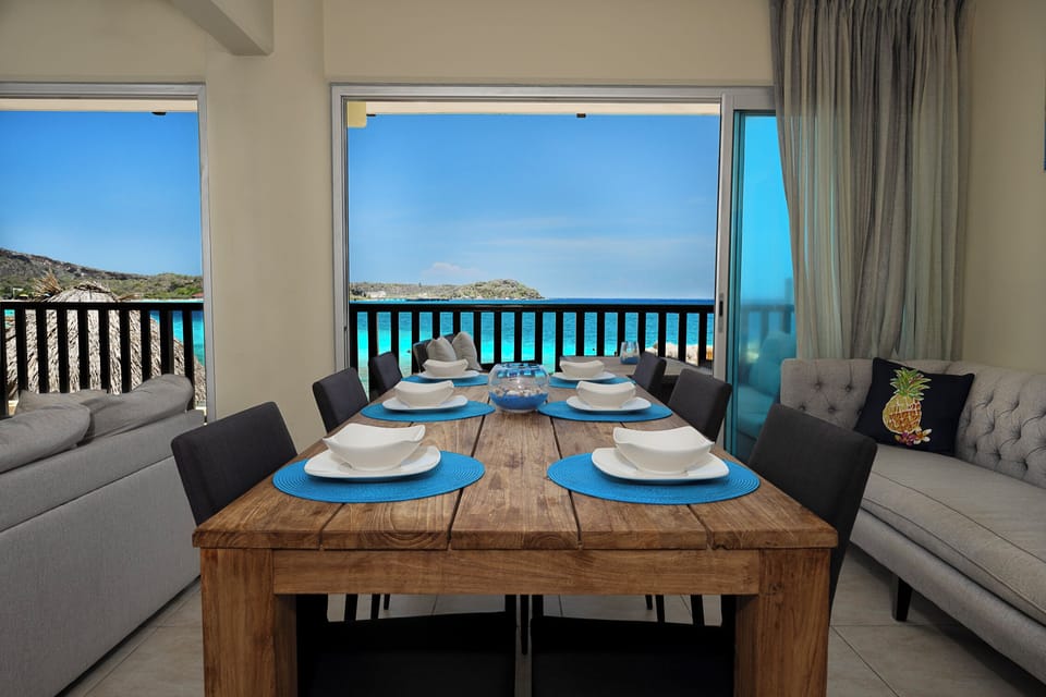 dinning area seats 6