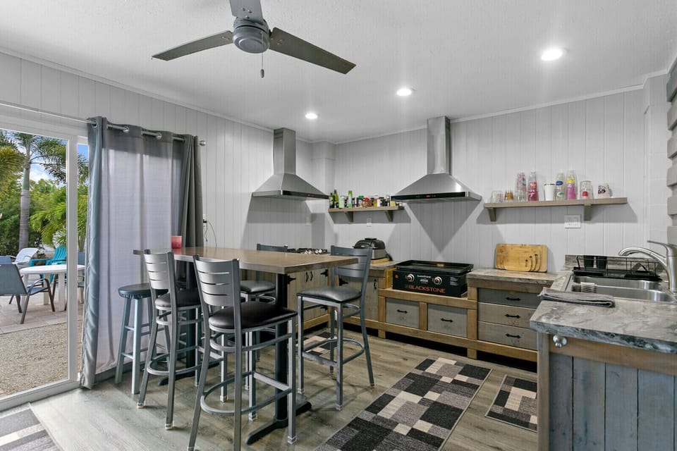 Shared Common Pool Kitchen