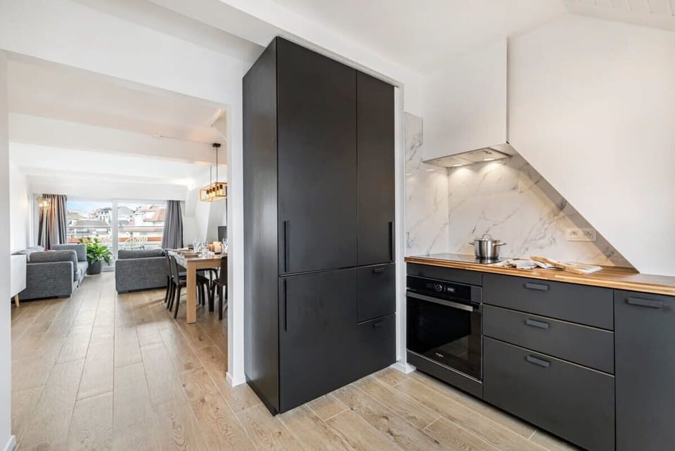 Black and modern kitchen