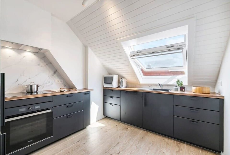 Black and modern kitchen