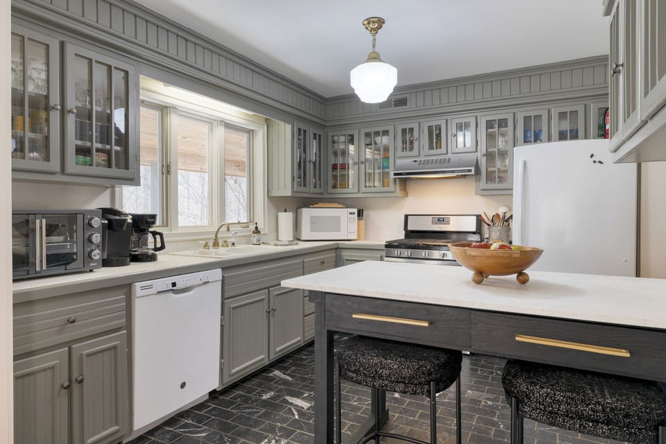 Fully equipped kitchen.