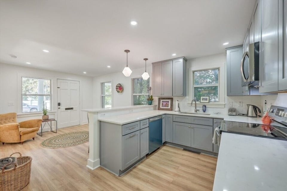 Fully equipped kitchen with a central island and contemporary finishes for easy cooking.