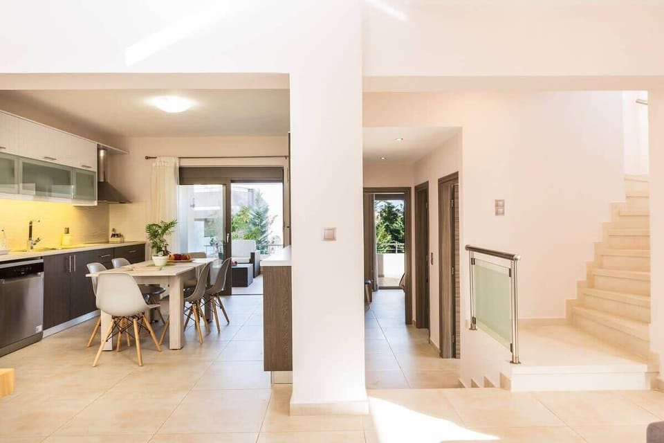Well-Appointed Kitchen Space with Contemporary Design