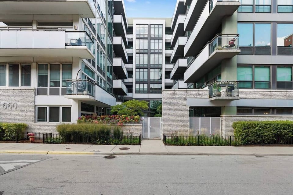 Spacious building exterior w/ wide driveway and clear access points.