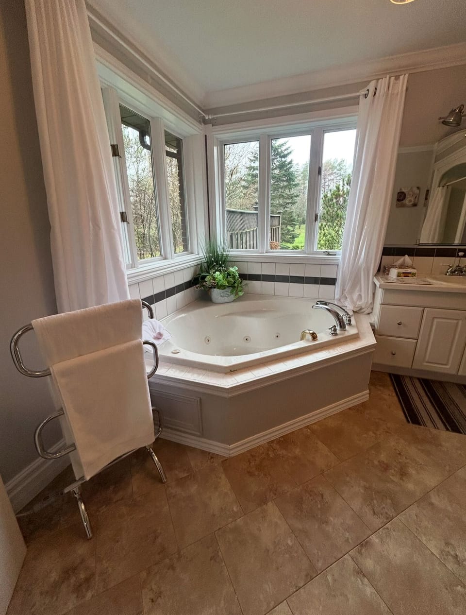 Garden Suite Ensuite - main floor 