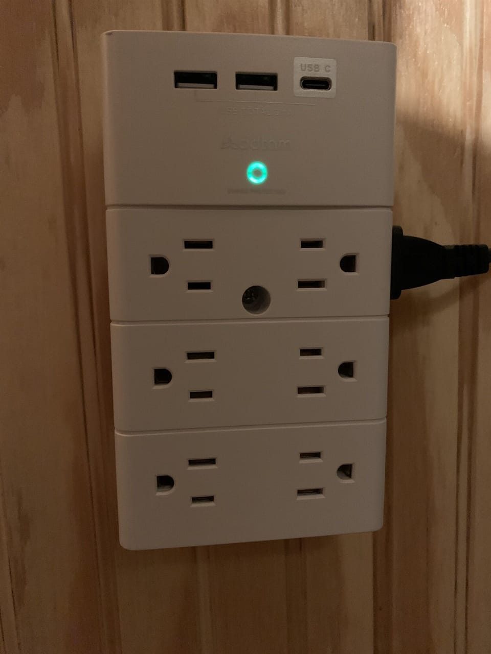 Outlet with USB/C plugs