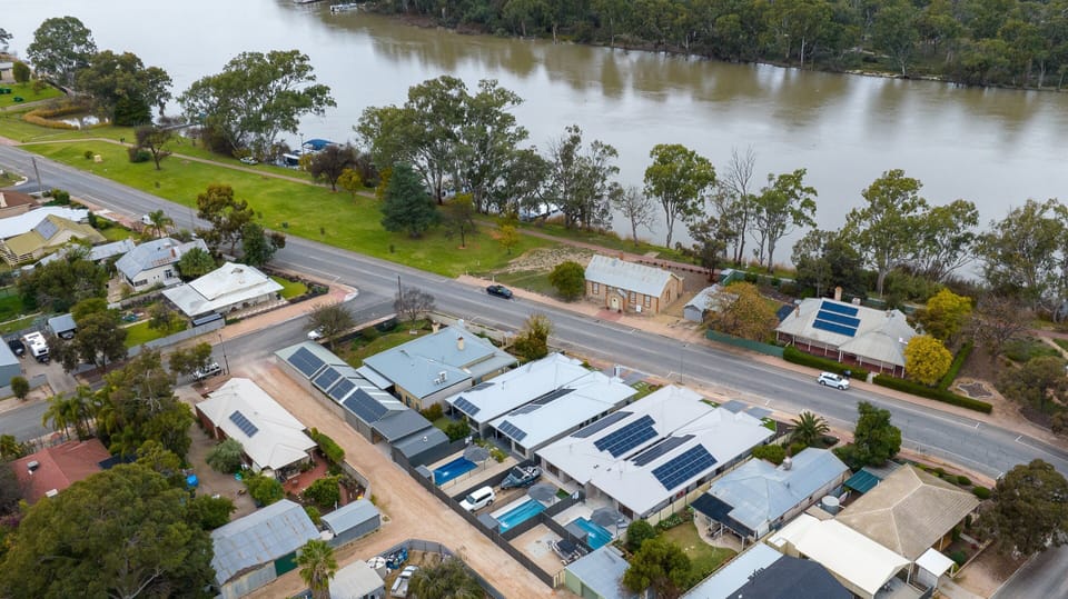 Renmark River VIllas in the foreground and Boats and Bedzzz houseboats diagonally across the road (partly obscured by trees)