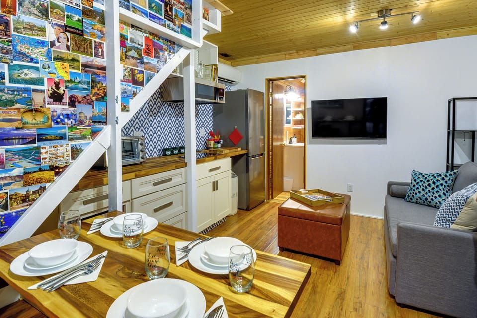 Interior | Smart TV | Dining Nook
