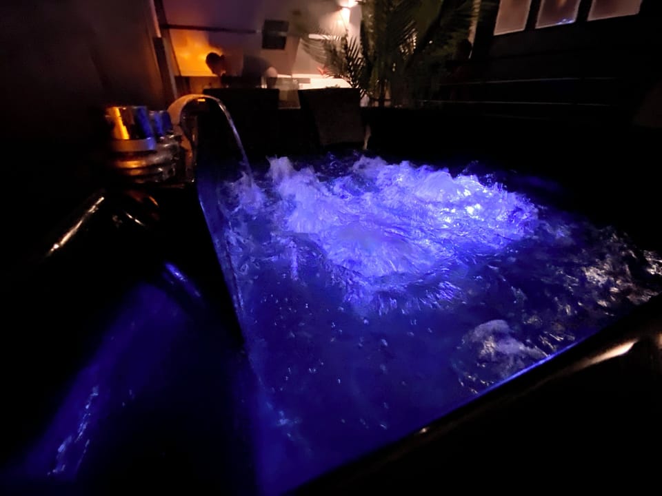 Indoor spa tub