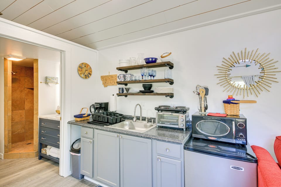 Kitchenette | Coffee Maker | Toaster Oven