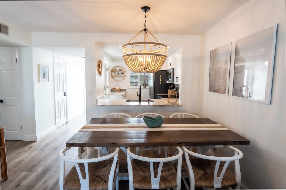 Enjoy eating around the table with everyone!