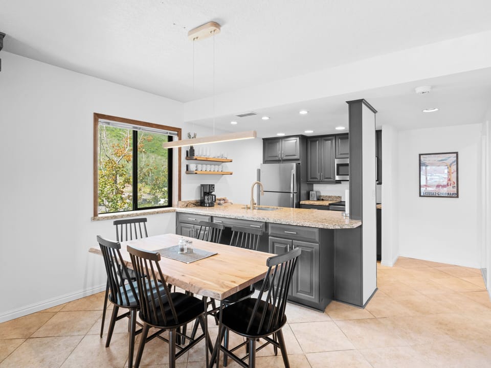 Dining Table for 6 / Kitchen