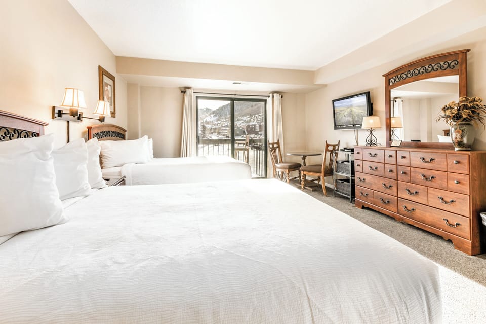 Bedroom with 2 Queen Beds