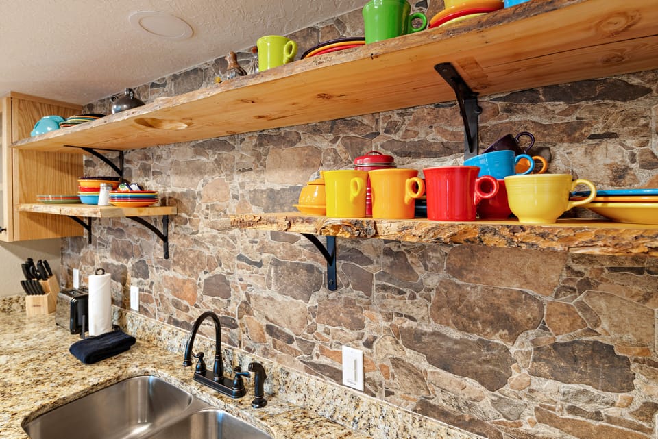 Kitchen Sink / Dish Storage