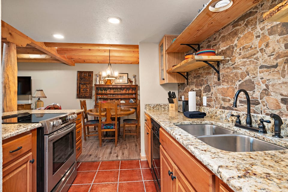 Kitchen / Dining Area